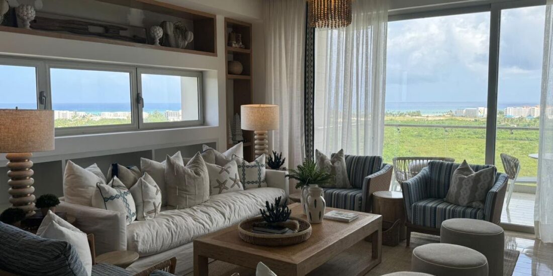 Sala Costera con Cojines Náuticos y Vista al Océano