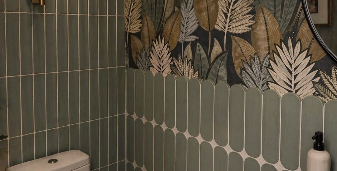 Medio Baño Tropical con Papel Tapiz y Cerámica Verde Musgo